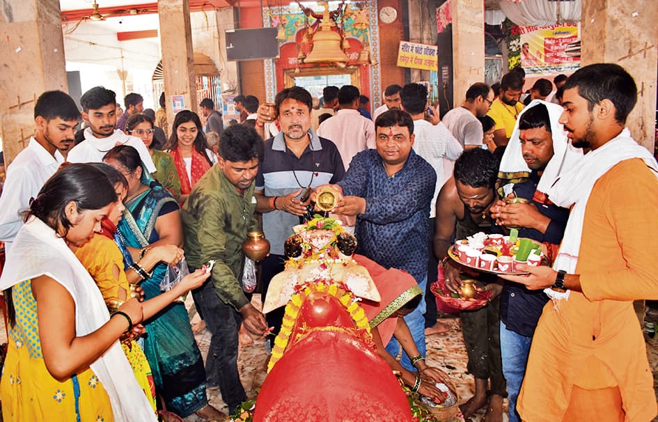 अंतिम सोमवारी को शिवालयों में श्रद्धालुओं की उमड़ी भीड़