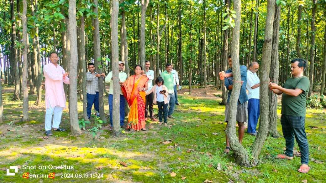 रक्षाबंधन पर सखुआ पेड़ों की सुरक्षा की ली जिम्मेदारी