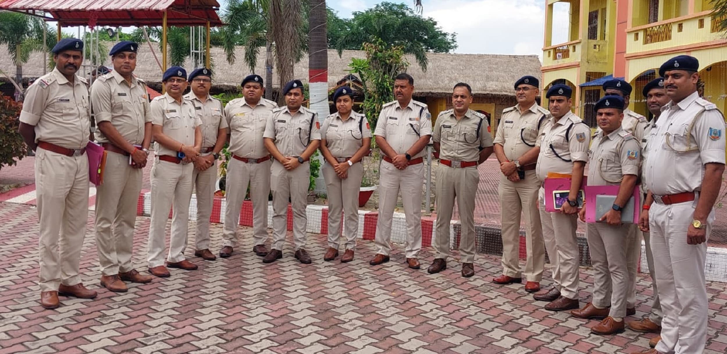 अवैध शराब, मादक पदार्थ, प्रतिबंधित वस्तुओं व शस्त्र को लेकर सतर्कता बरतने की जरूरत