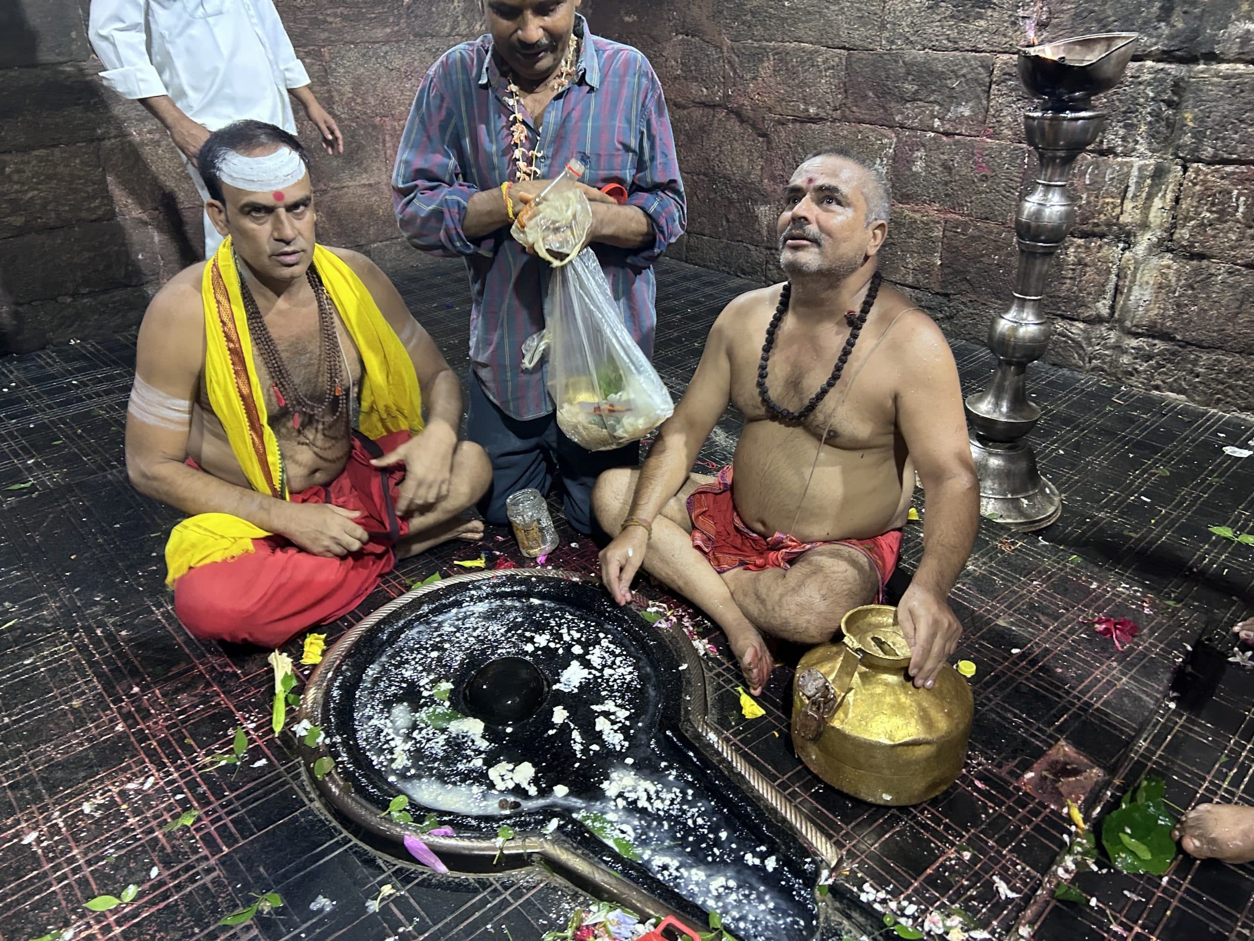 बाबा को राखी अर्पित कर शुरू हुई बाबा नगरी में रक्षा बंधन