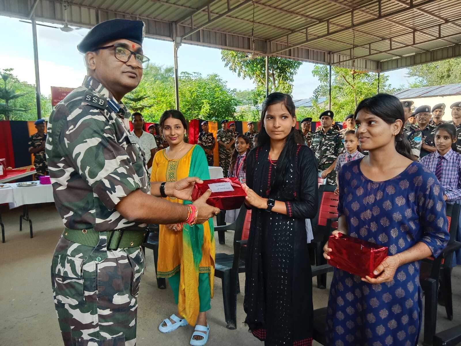 स्कूली बच्चियों ने एसएसबी जवानों की कलाई पर बांधी राखी