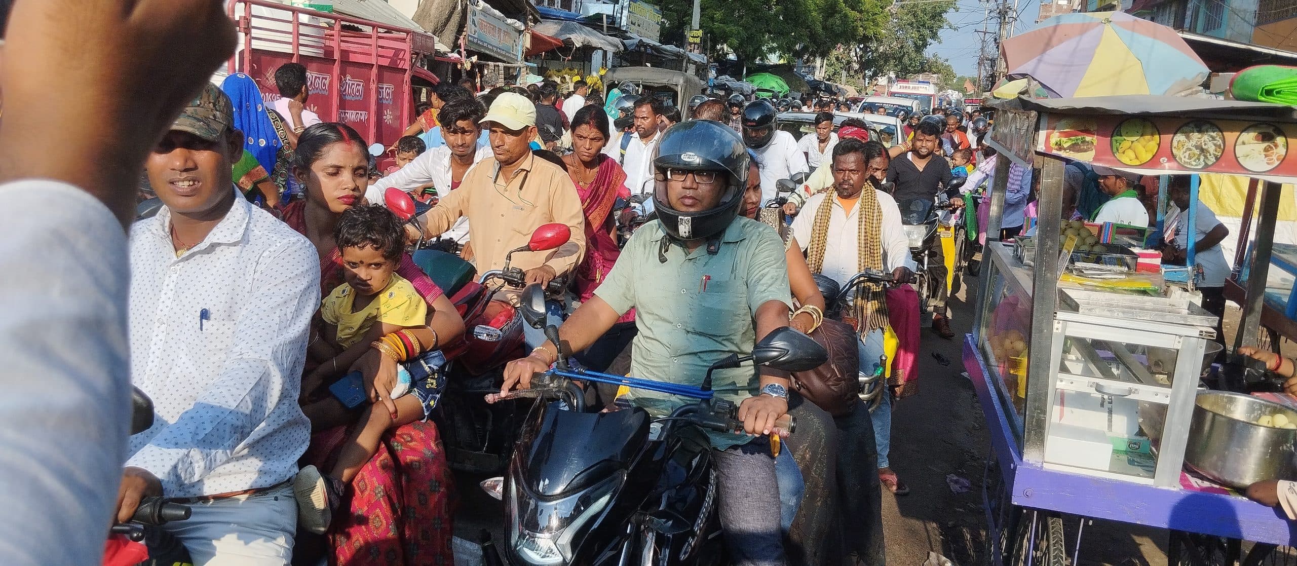 अलीगंज बाजार में घंटों जाम, फंसे दिखे एंबुलेंस