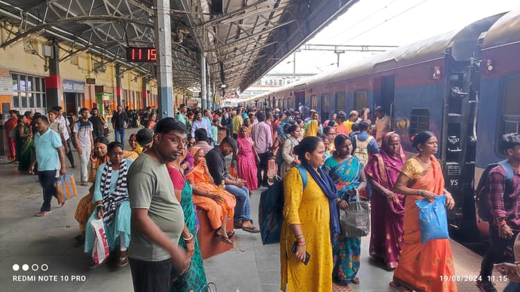 देवघर-रक्सौल श्रावणी मेला स्पेशल छह घंटा विलंब से पहुंची जमालपुर