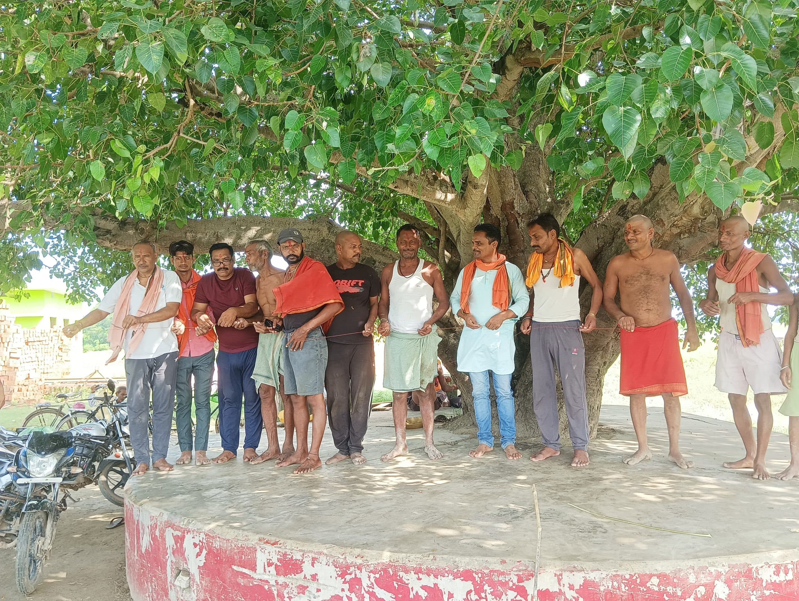 ग्रामीणों ने वृक्षों में रक्षा सूत्र बांधकर लिया संकल्प