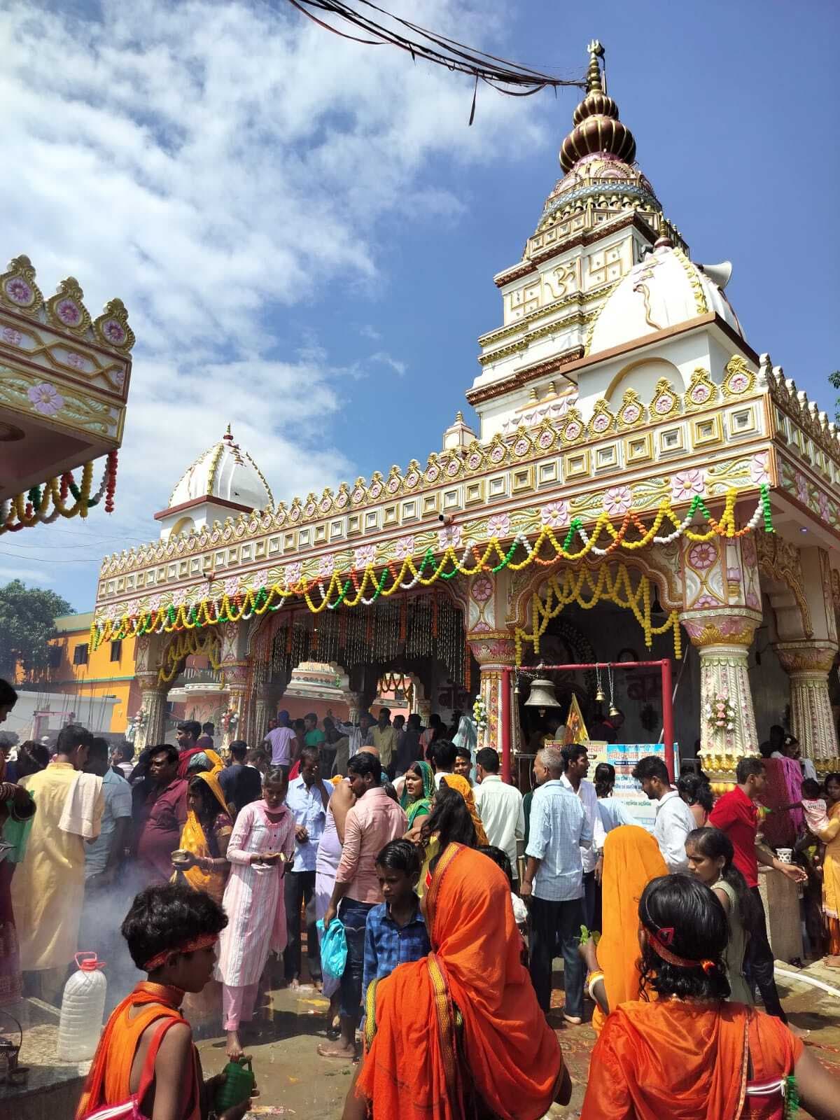 हसनपुर में शिवालयों में जुटी श्रद्धालुओं की भीड़