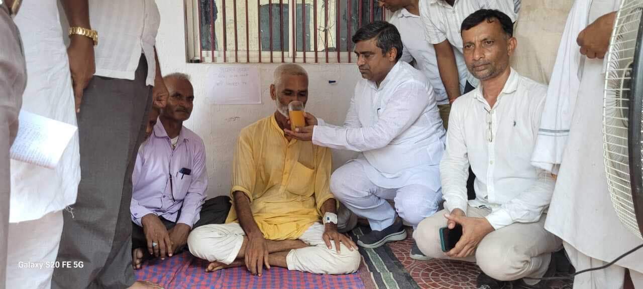 डीडीसी के आश्वासन के बाद खत्म हुआ अनशन