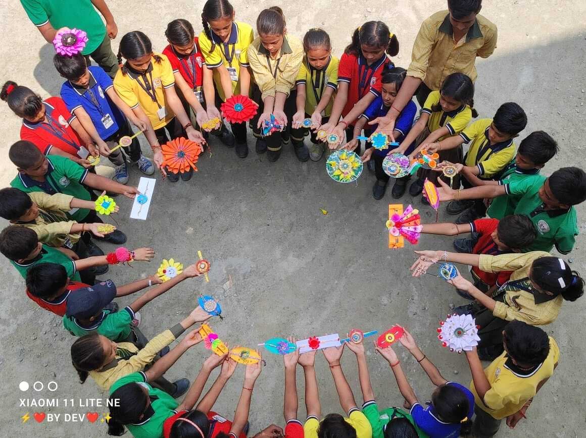 राखी बनाओ प्रतियोगिता में बच्चों ने दिखायी कलाकारी