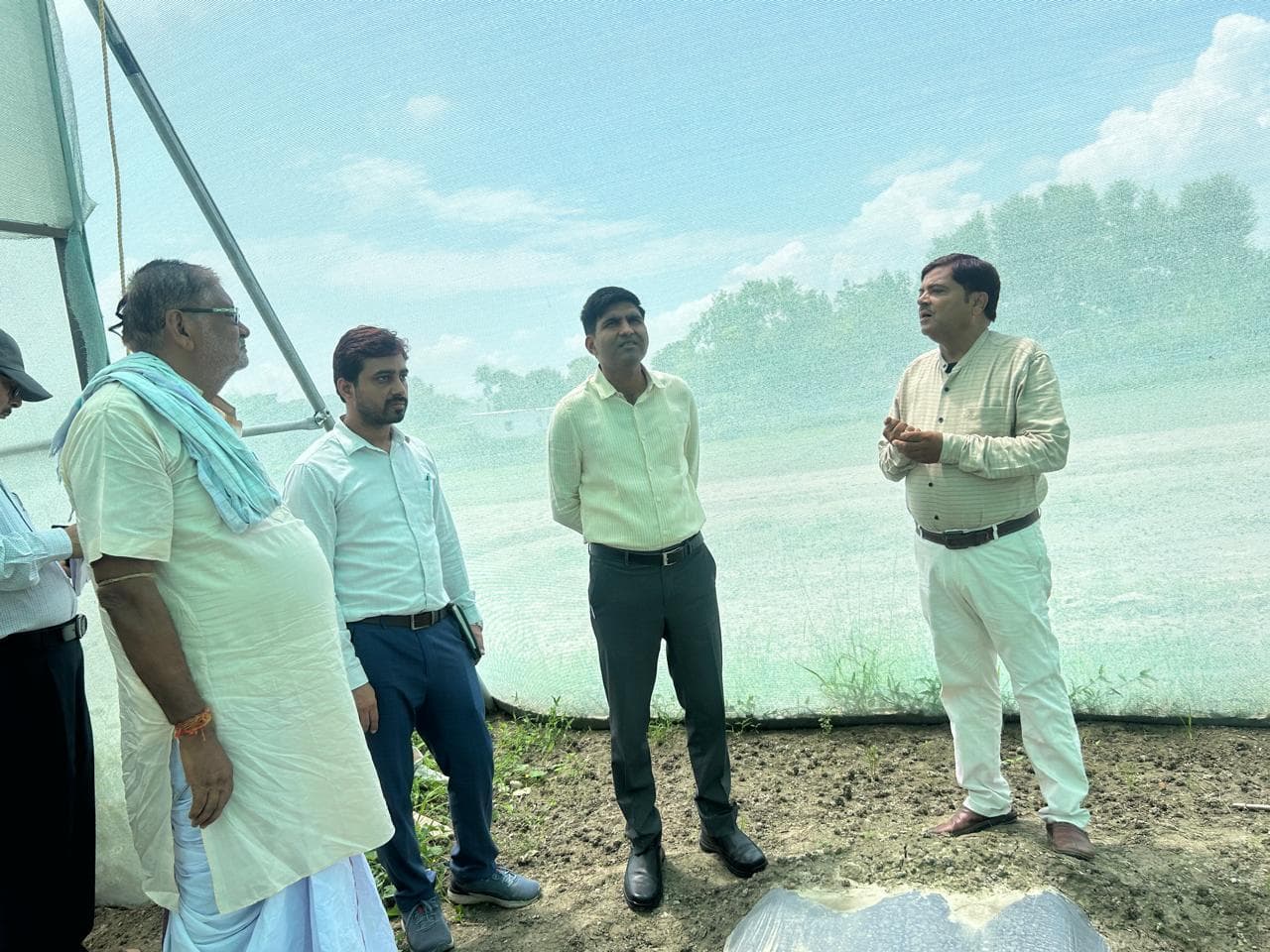 Samastipur News : जिलाधिकारी ने किया शेडनेट हाउस व मत्स्य पालन का निरीक्षण