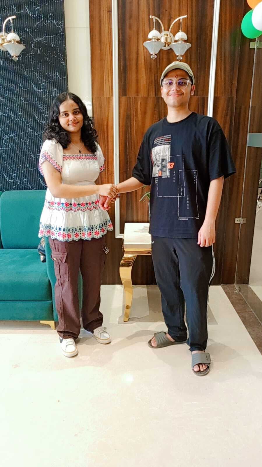 बहना ने भाई की कलाई में प्यार बांधा