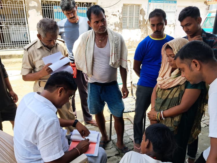 samastipur news: समूह में कांवर यात्रा पर निकली महिला की संदिग्ध परिस्थिति में मौत, परिजनों ने जताई हत्या की आशंका, दो लोग अस्पताल पहुंचाकर हुए गायब, जानिए....... मंदिर के बदले कहां पहुंची महिला, पुलिस कर रही छानबीन