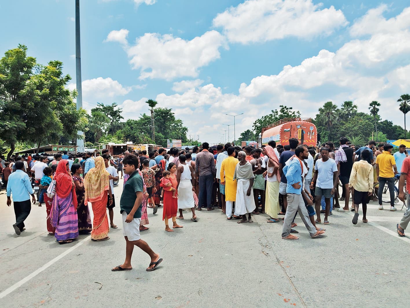 तेज रफ्तार हाइवा ने बाइक सवार पिता-पुत्र को कुचला, पुत्र की मौत