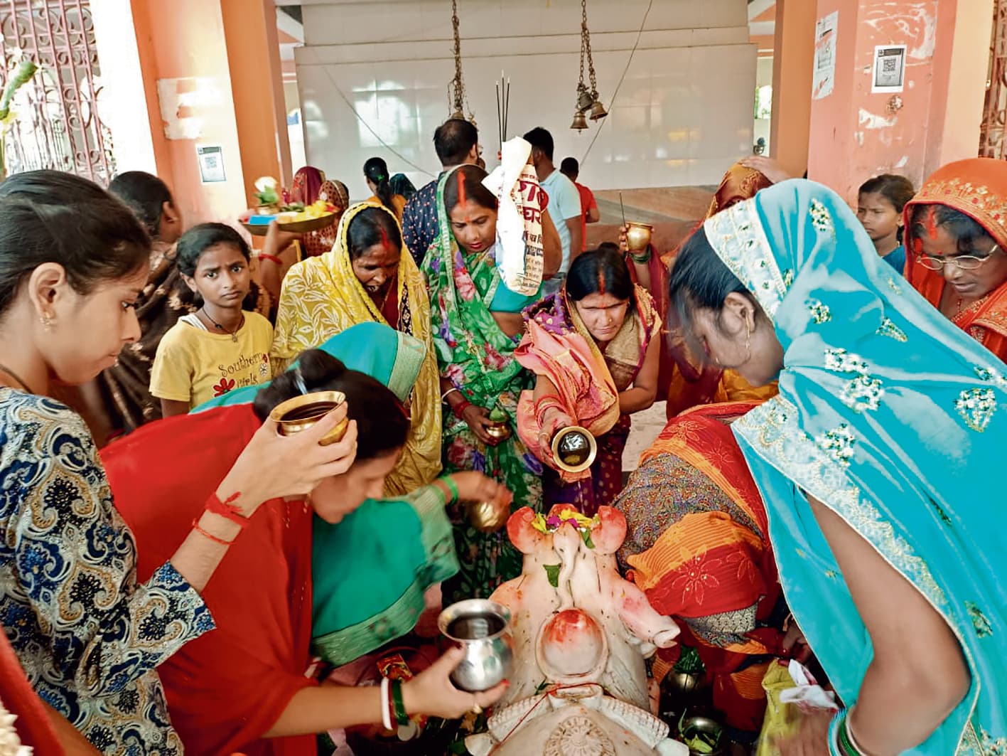 दुर्लभ संयोग में भक्तों ने किया महादेव का जलाभिषेक