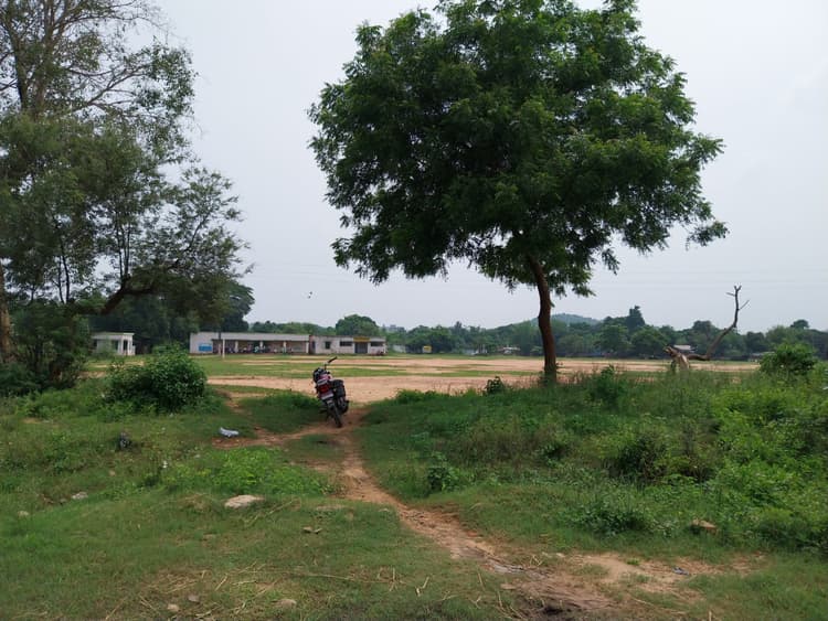 उत्क्रमित मध्य विद्यालय माराफारी में बाउंड्रीवाल नहीं, हादसे का डर