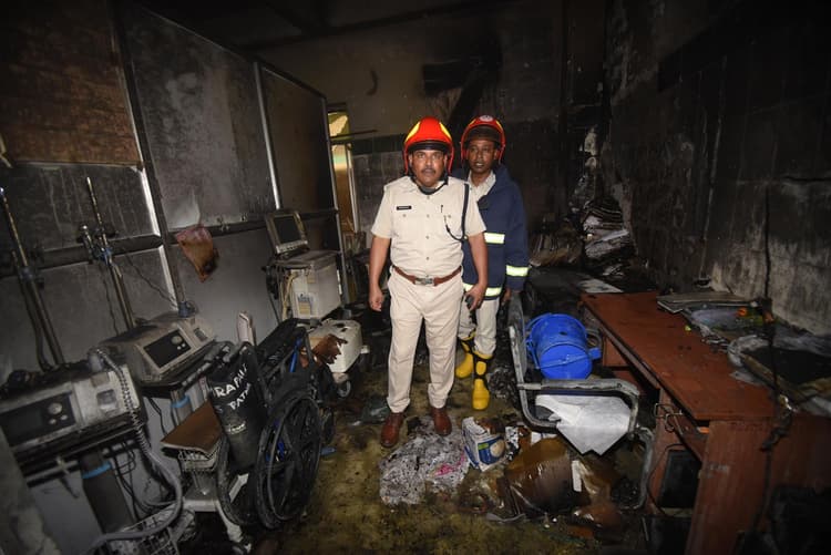 करबिगहिया रेलवे अस्पताल में शॉर्ट सर्किट से लगी आग, कांच तोड़ मरीजों को निकाला