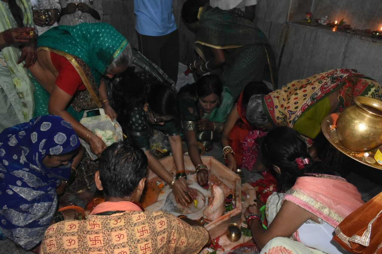 आखिरी सोमवारी पर भक्तों ने किया भगवान शिव का अभिषेक
