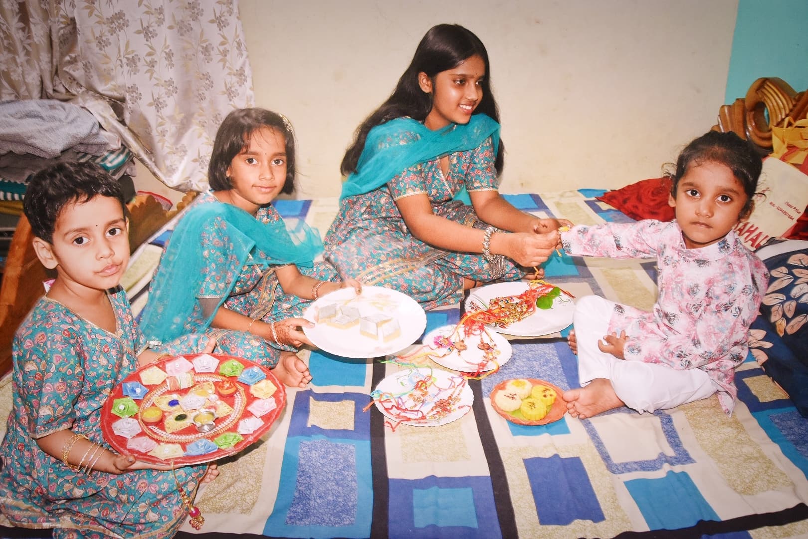 धूमधाम से मना भाई-बहन के स्नेह का त्योहार रक्षाबंधन, रेशम की डोर से सजी भाइयों की कलाई