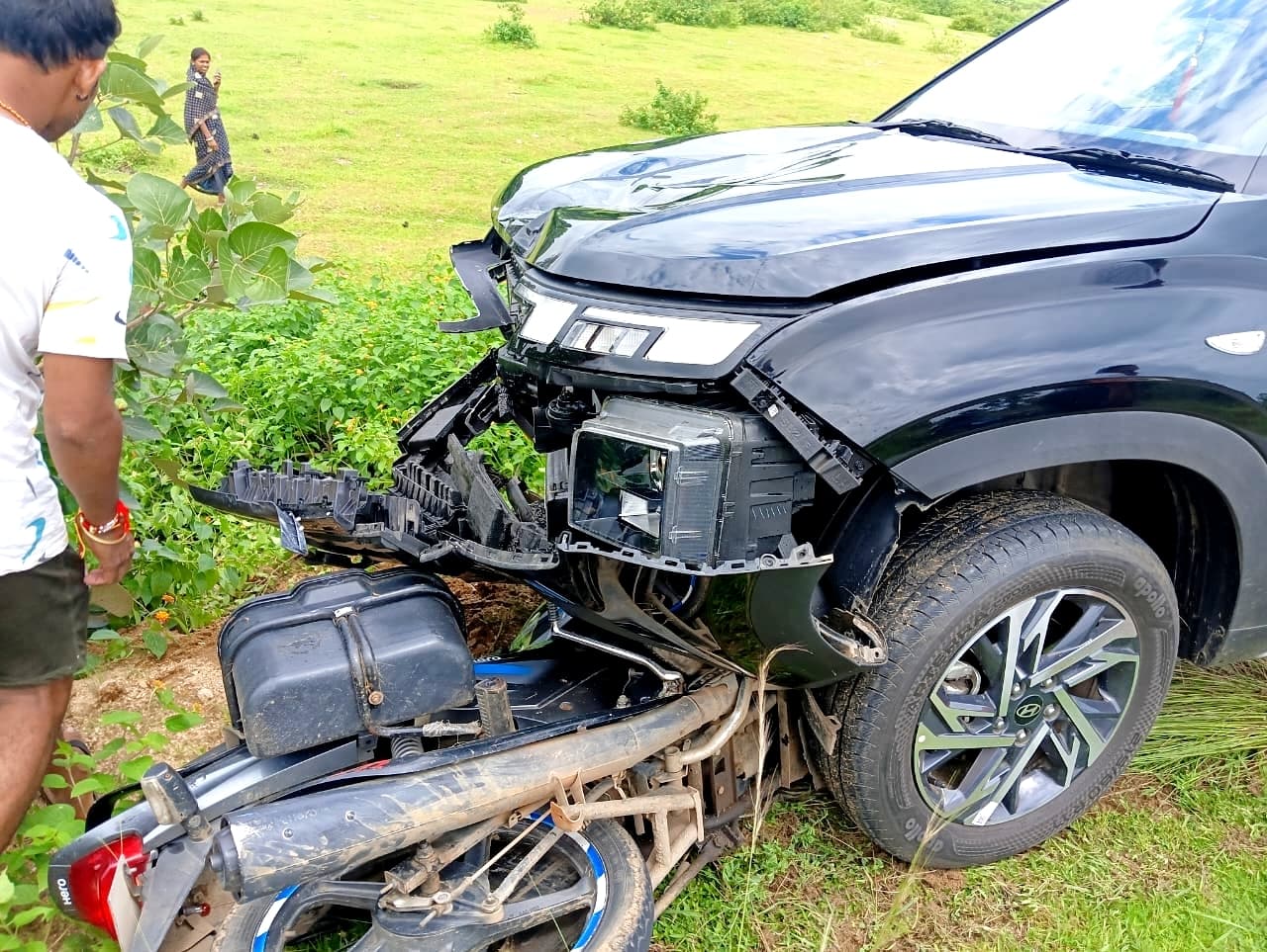 दुर्घटना में बाइक सवार की मौत, पत्नी गंभीर