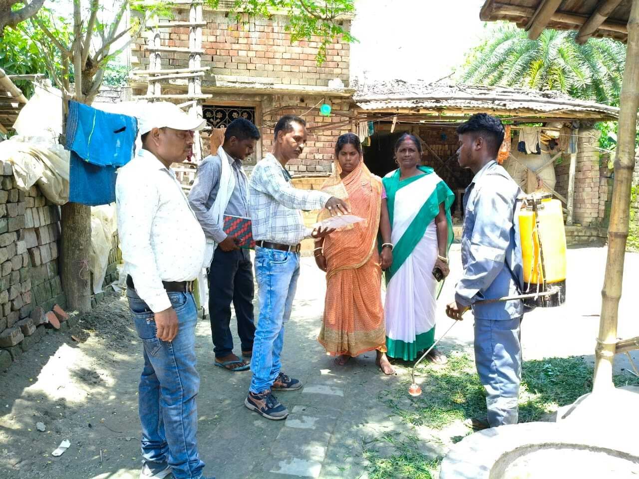 संभावित बाढ़ को लेकर स्वास्थ्यकर्मियों ने डेंगू का किया सर्वे