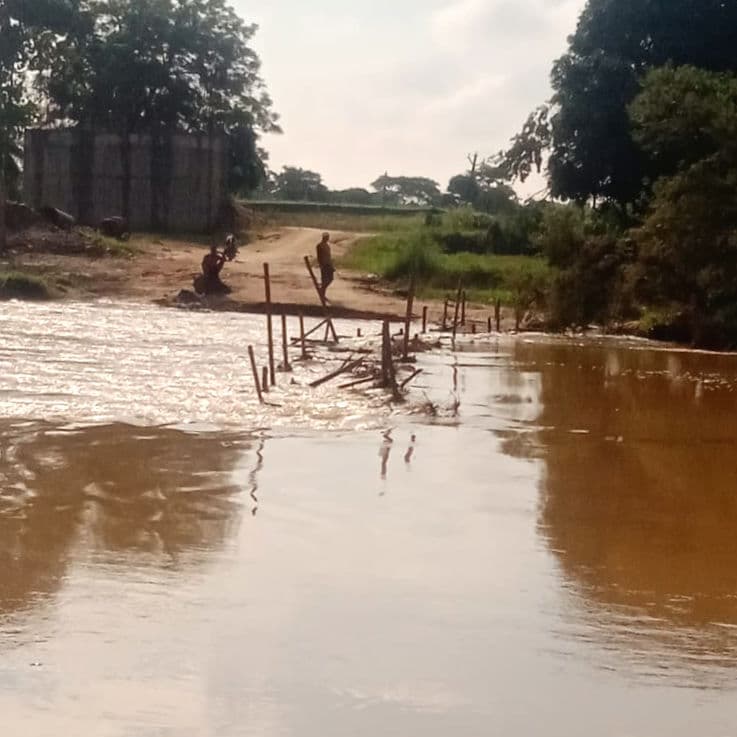 बिरगोड़ा नदी पर दो दिन पूर्व बनाया गया बांस का डायवर्सन बहा
