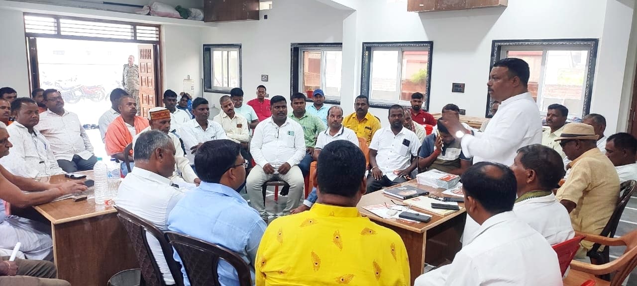 बरकट्ठा में आक्रोश रैली को लेकर की बैठक