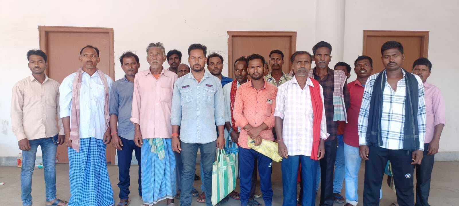 माल जाति का जाति प्रमाण पत्र निर्गत नहीं होने पर सीओ कार्यालय पहुंचे ग्रामीण