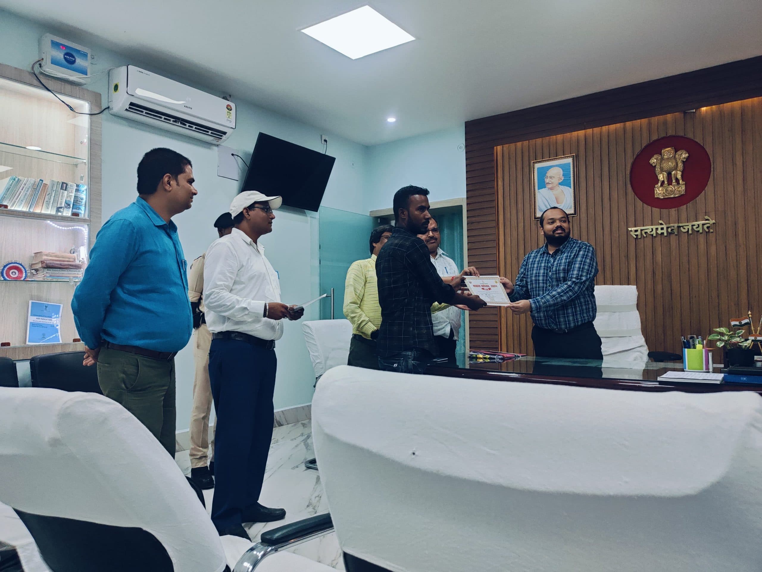 मखाना महोत्सव में भाग लेने वाले 30 कृषकों को डीएम ने सौंपा प्रशिक्षण प्रमाणपत्र