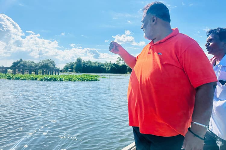 सांसद पप्पू यादव: नाव से दौरा, राहत बांटी, लोगों की सुनी फरियाद!