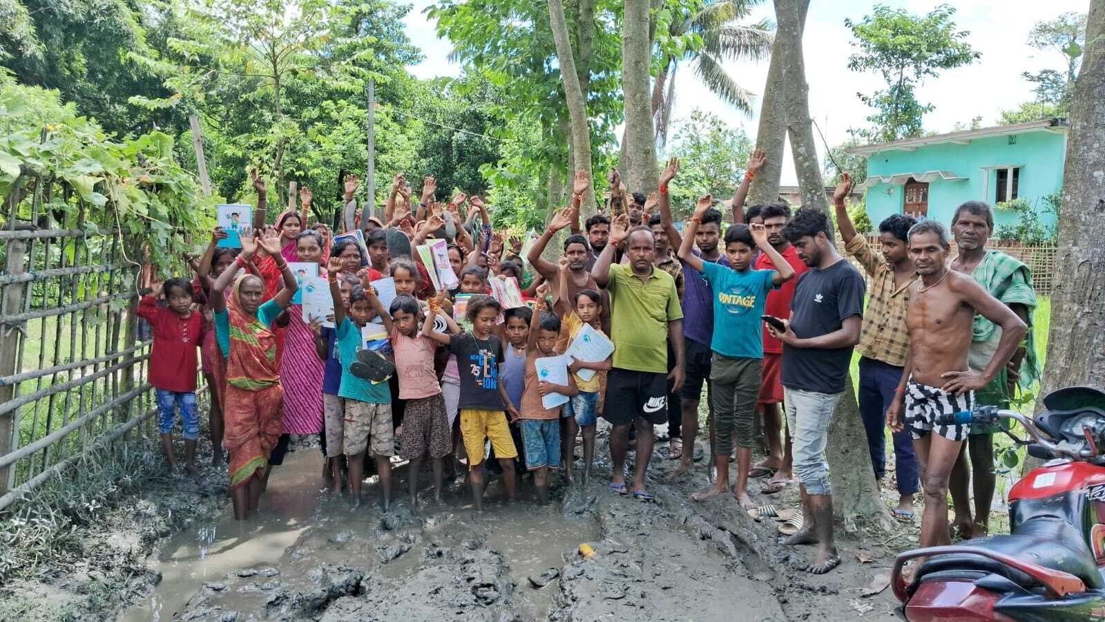 सड़क निर्माण की मांग को ले ग्रामीणों ने किया प्रदर्शन