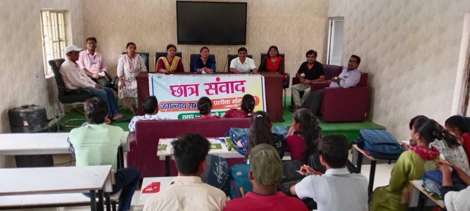 नहीं चल रहीं कक्षाएं, परीक्षा में क्या लिखेंगे