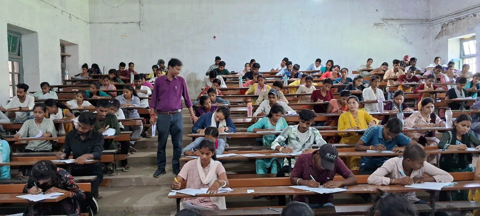 स्नातक सेमेस्टर-2 परीक्षा के तीसरे दिन कदाचार के आरोप में चार परीक्षार्थी निष्कासित