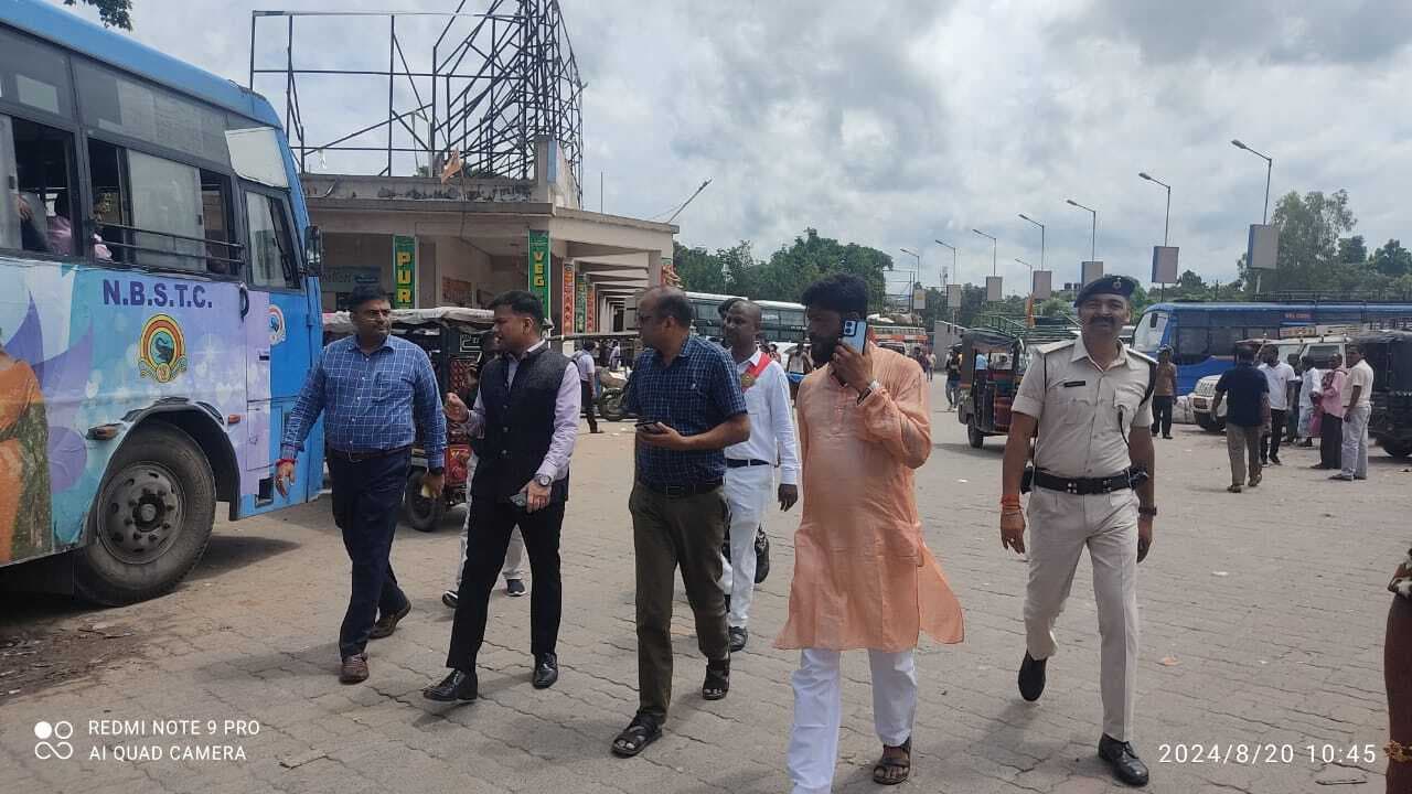 डीएम ने बस स्टैँड में चल रहे निर्माण कार्य का लिया जायजा