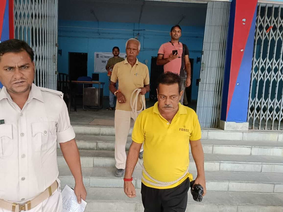 पांच लीटर शराब के साथ एक तस्कर गिरफ्तार