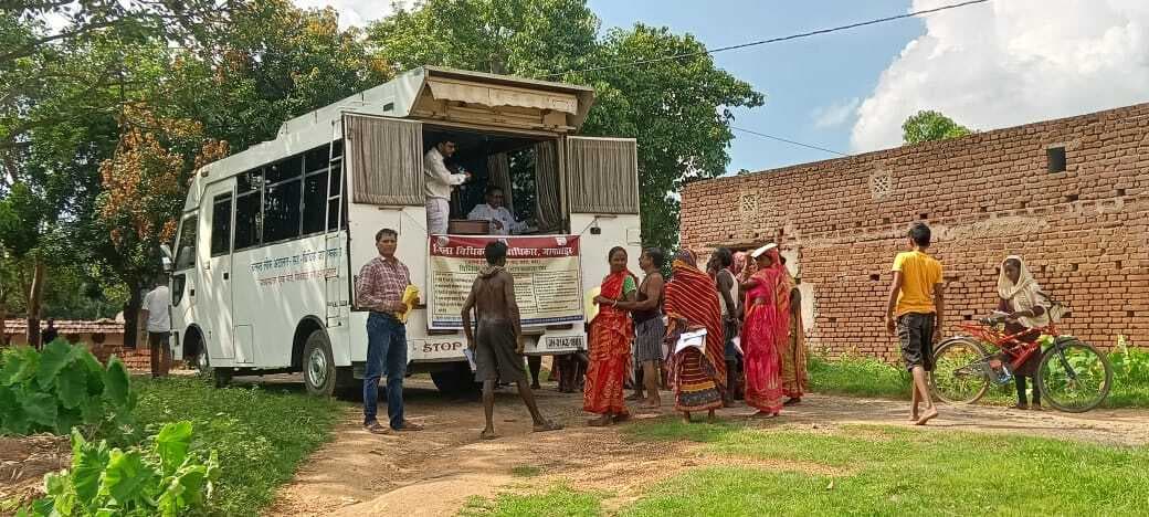 डुमरिया गांव में लोगों को दी गयी कानून की जानकारी