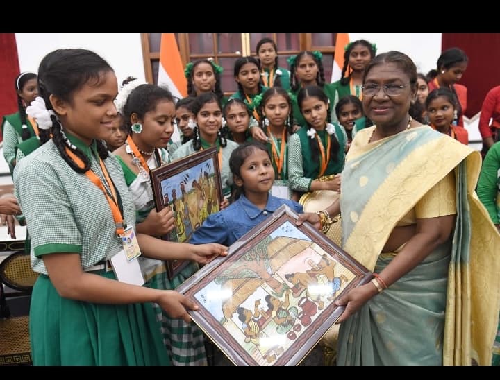 बालिका आवासीय विद्यालय की छात्राओं ने राष्ट्रपति व प्रधानमंत्री को बांधी राखी