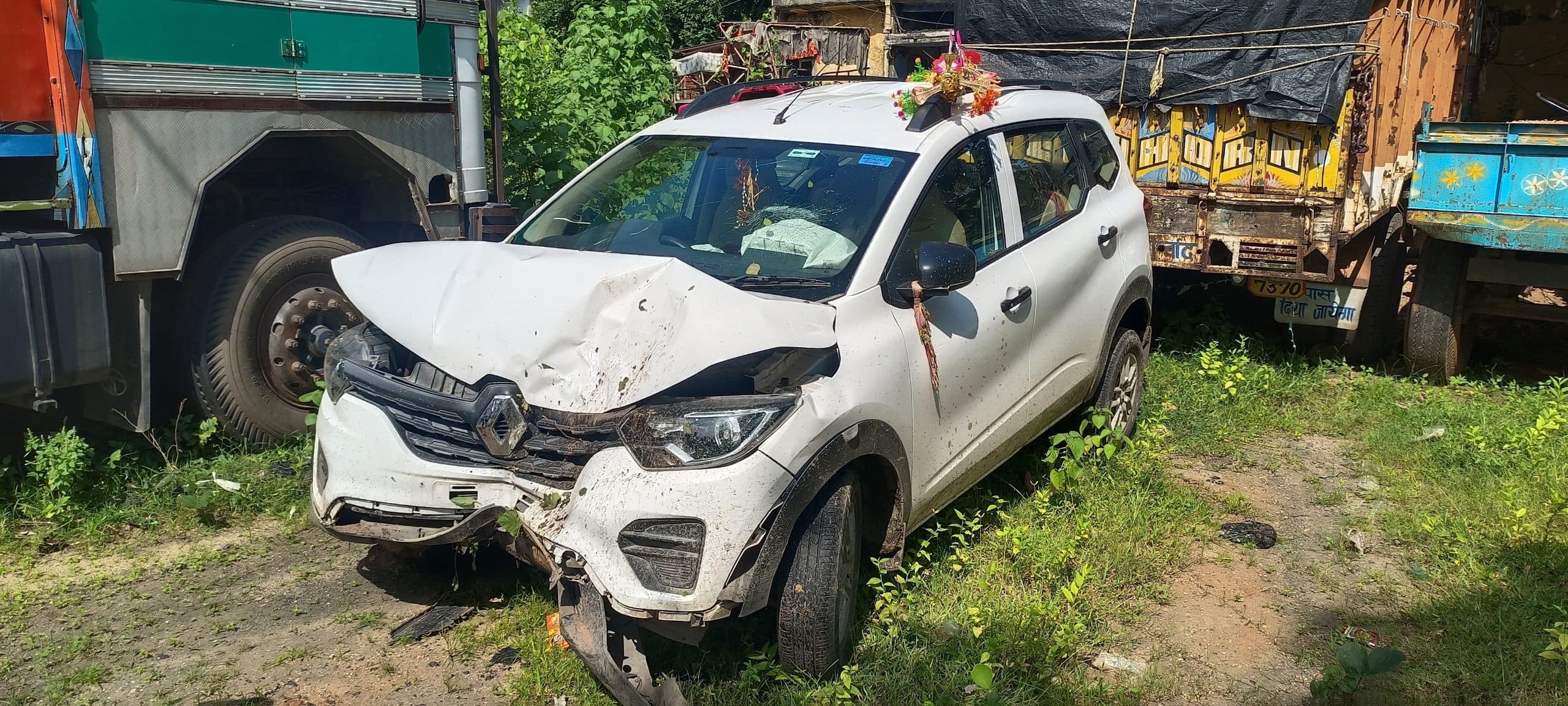 मवेशी बचाने के प्रयास में कार पेड़ से टकरायी, चार लोग घायल