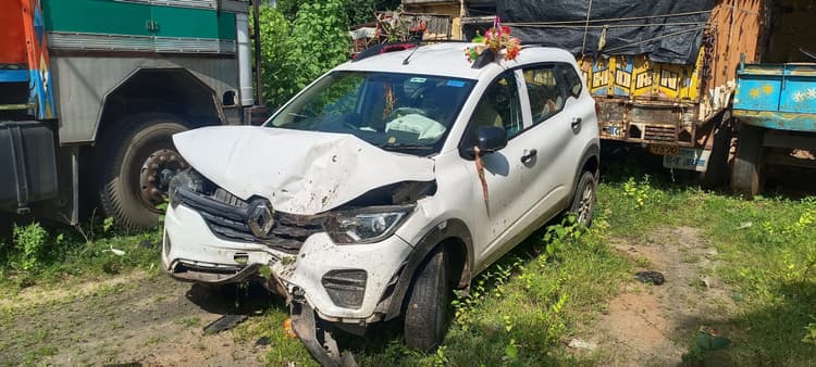 मवेशी बचाने के प्रयास में कार पेड़ से टकरायी, चार लोग घायल