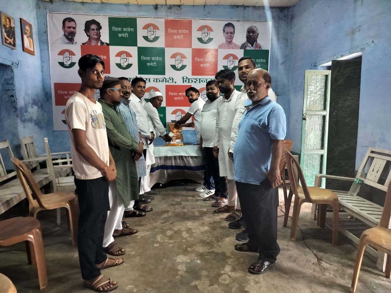 कांग्रेस कार्यकर्ताओं ने पुण्यतिथि पर राजीव गांधी को दी श्रद्धांजलि