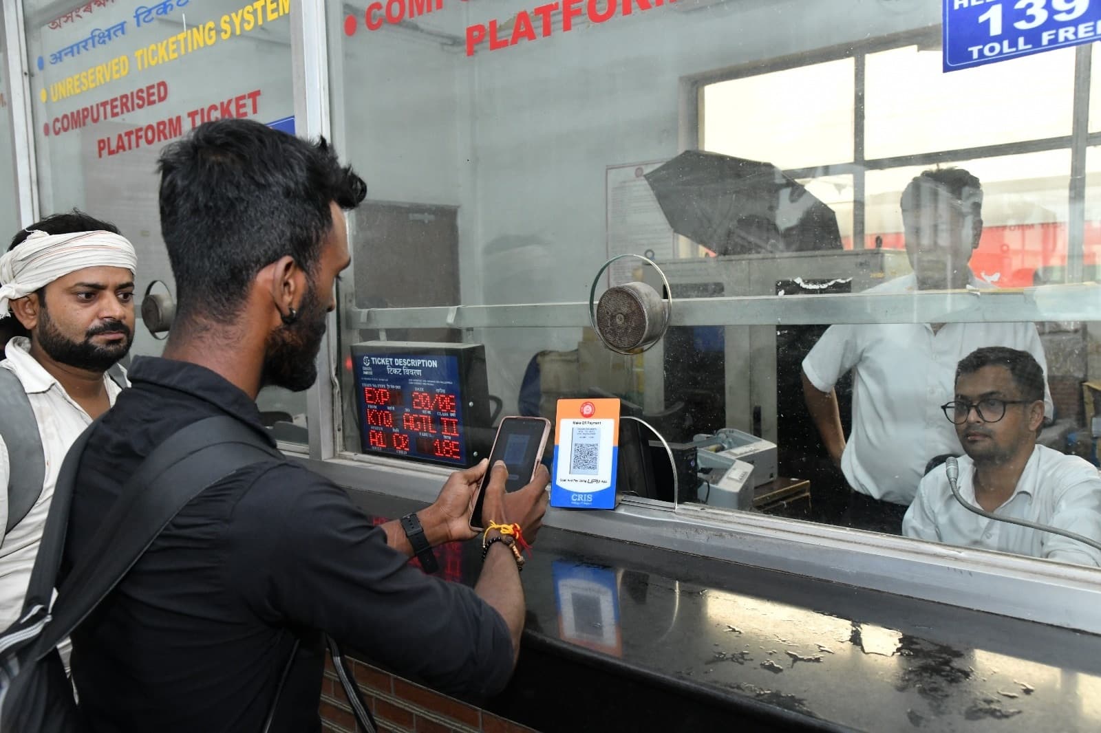 रेलवे स्टेशन पर क्यूआर कोड स्कैन कर टिकट की राशि का यात्री कर सकेंगे भुगतान, पूसी रेलवे की नयी पहल