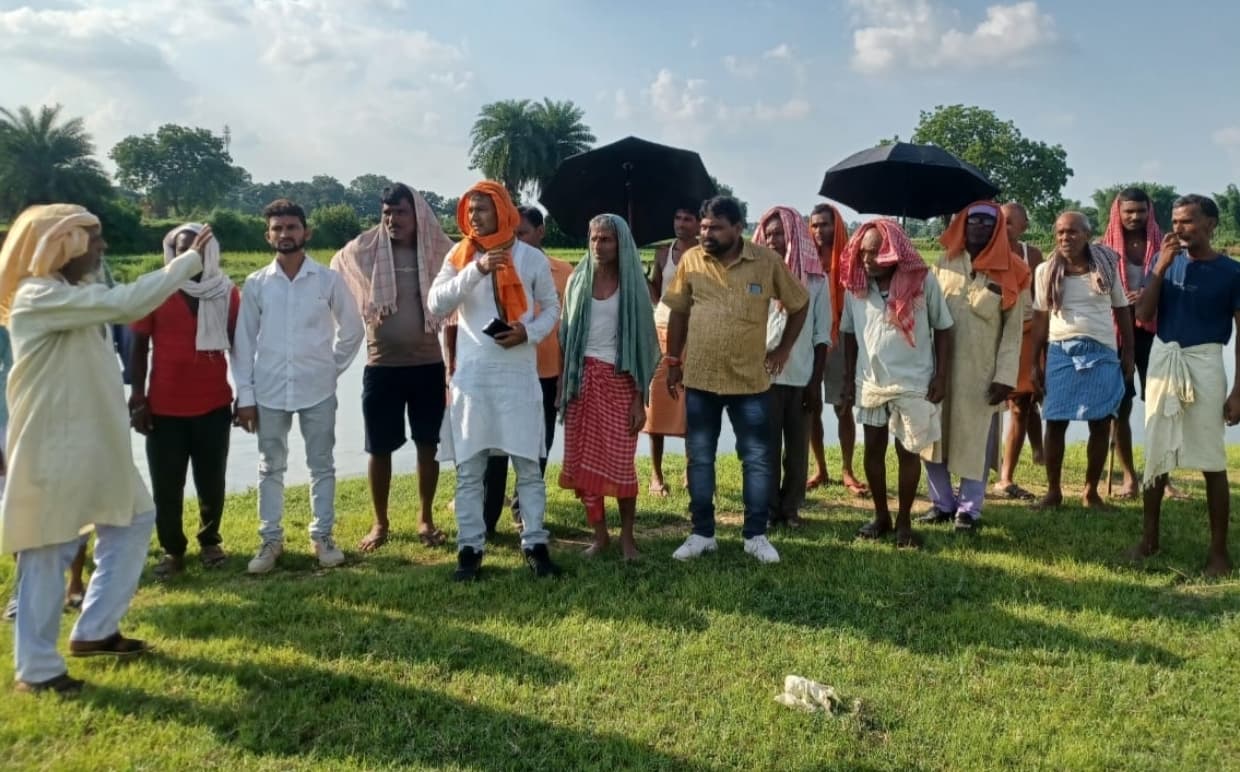 ग्रामीणों ने सांसद से की छठ घाट निर्माण कराने की मांग
