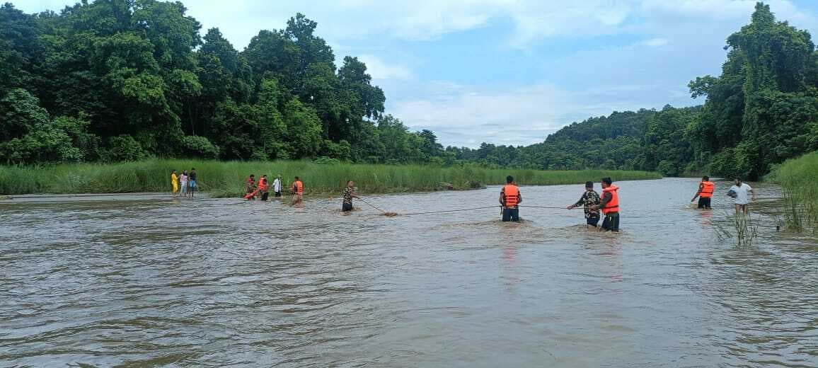 तमसा नदी के तेज बहाव में फंसे 10 श्रद्धालुओं का एसएसबी ने किया रेस्क्यू