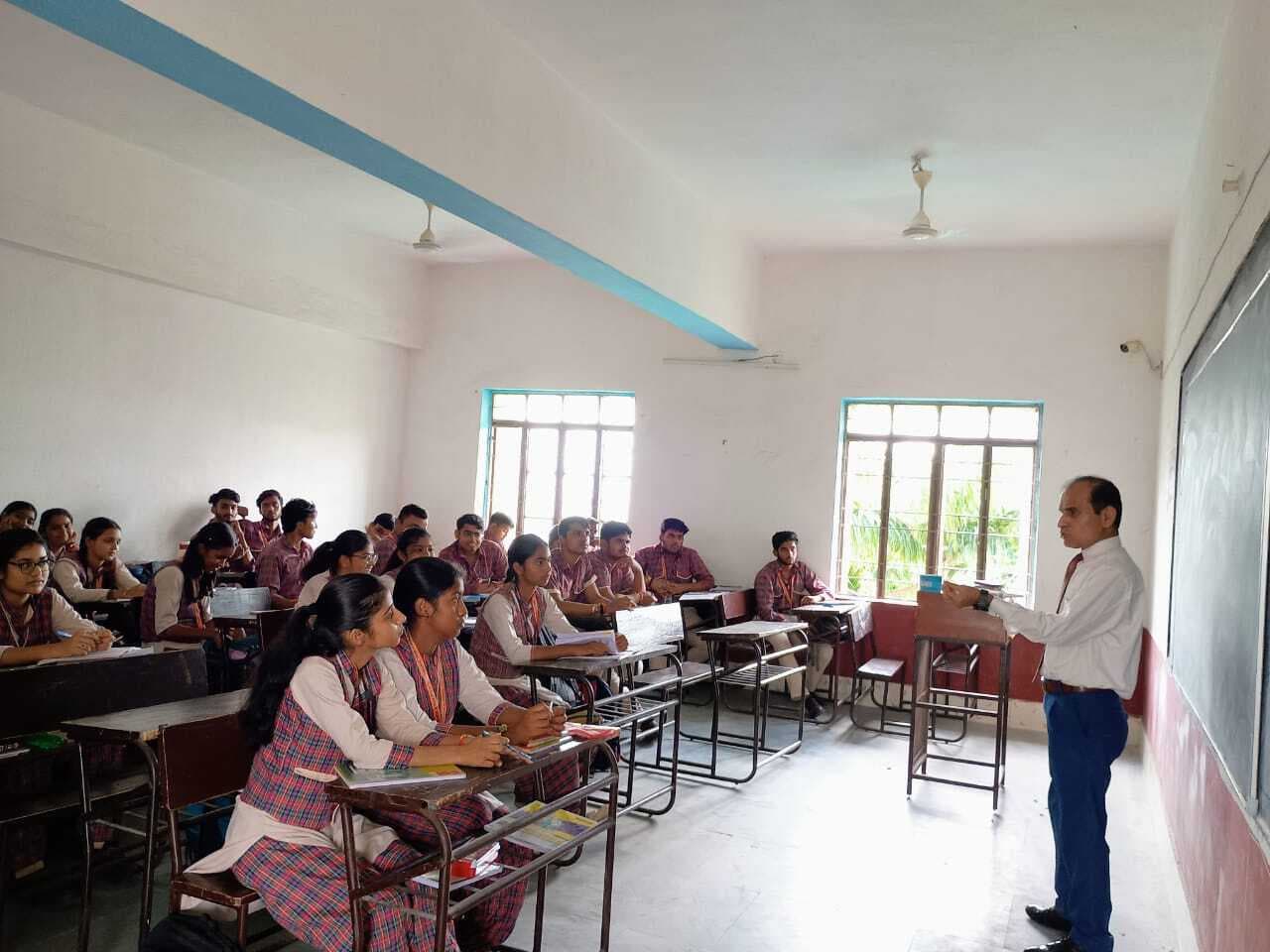 प्राध्यापक ने गणित के प्रश्नों को हल करने के बताये तरीके