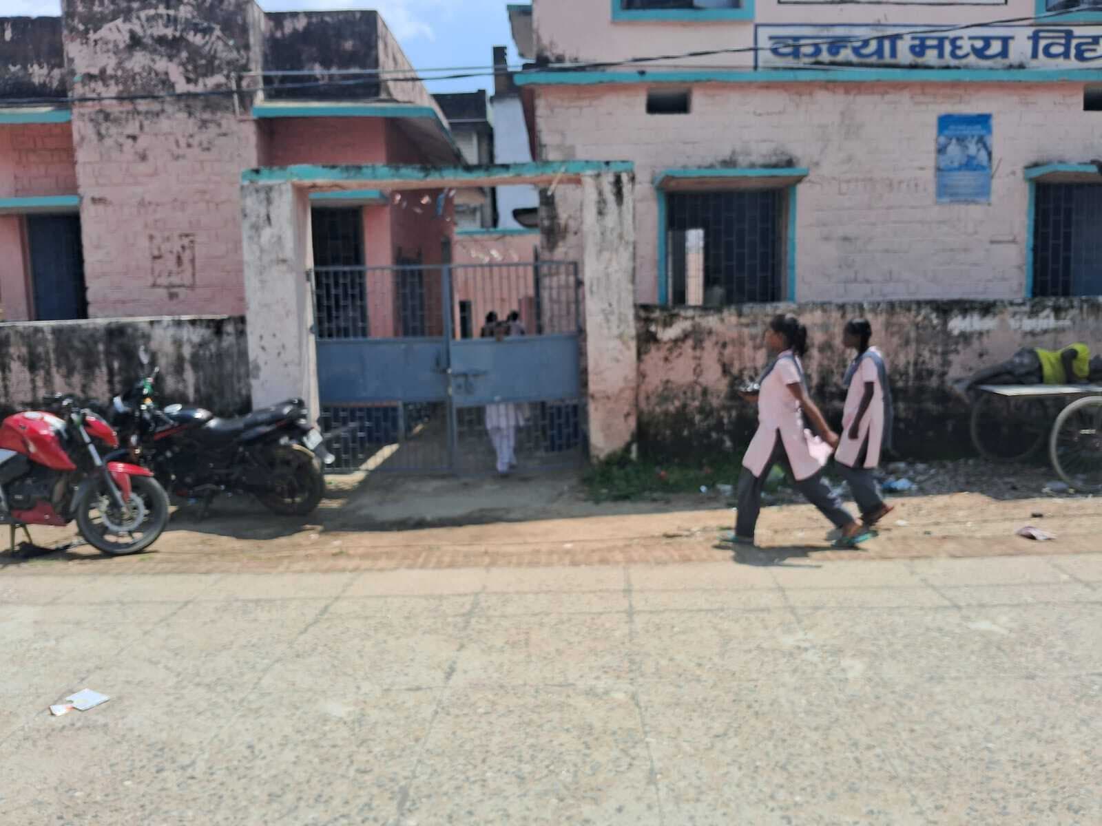 कन्या मध्य विद्यालय में छात्राओं को नहीं मिला मध्याह्न भोजन, जांच करने पहुंचे बीडीओ