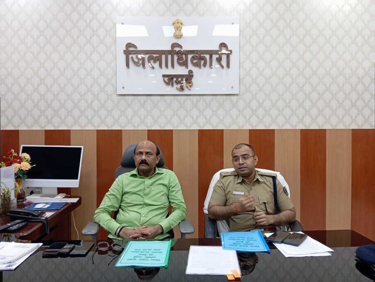 जिले में ब्लैक स्पॉट चिह्नित कर वहां लगाएं साइन बोर्ड- डीएम