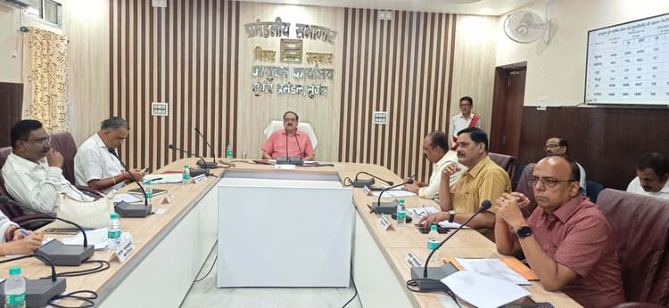 दाखिल-खारिज आवेदन को लंबित रखने वाले पर होगी कार्रवाई : आयुक्त