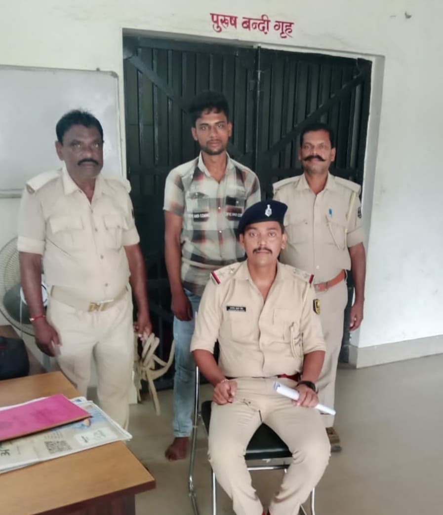 महिला का पर्स झपट भाग रहा बाइक सवार गिरफ्तार, एक फरार