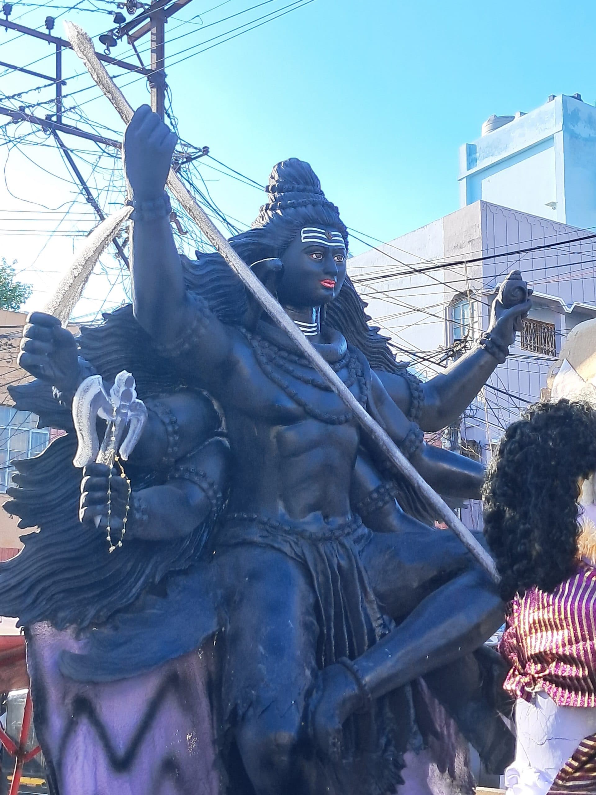 व्यायामशाला की ओर से निकाली गई शोभा यात्रा, पारंपरिक अस्त्र शस्त्र के दिखाया करतब