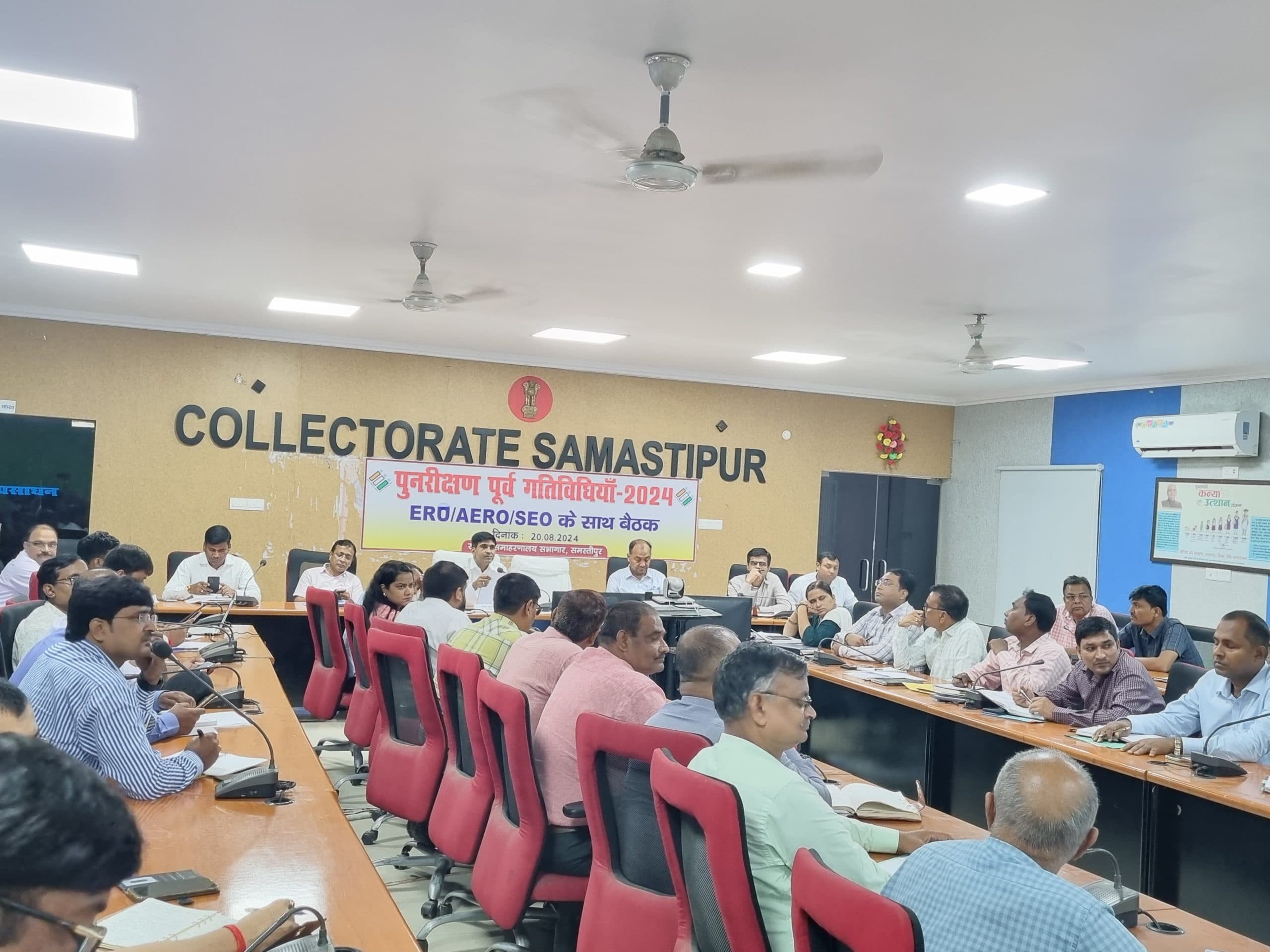 स्कूल उन्नयन कार्य अधूरा रहने पर डीएम ने सभी बीडीओ व बीईओ से पूछा स्पष्टीकरण