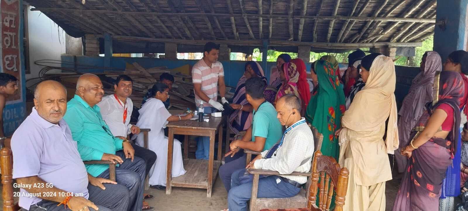 टीम ने किया स्वास्थ्य शिविर का निरीक्षण