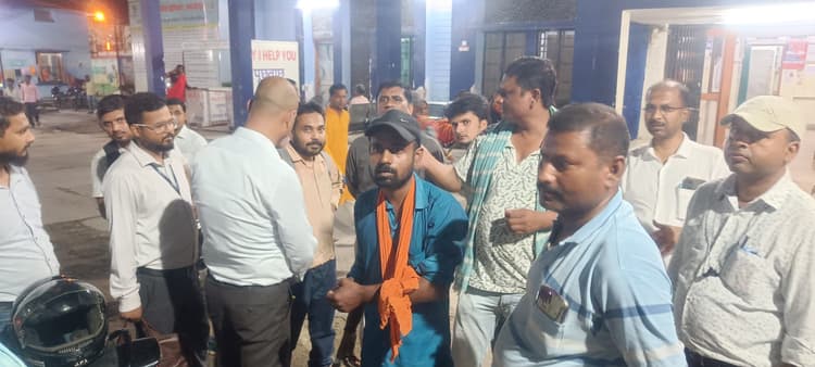 बैंक प्रबंधक ने मांगा पैसा, दुकानदार ने लोहे के रॉड से कर्मी पर प्रहार, जमकर की पिटाई