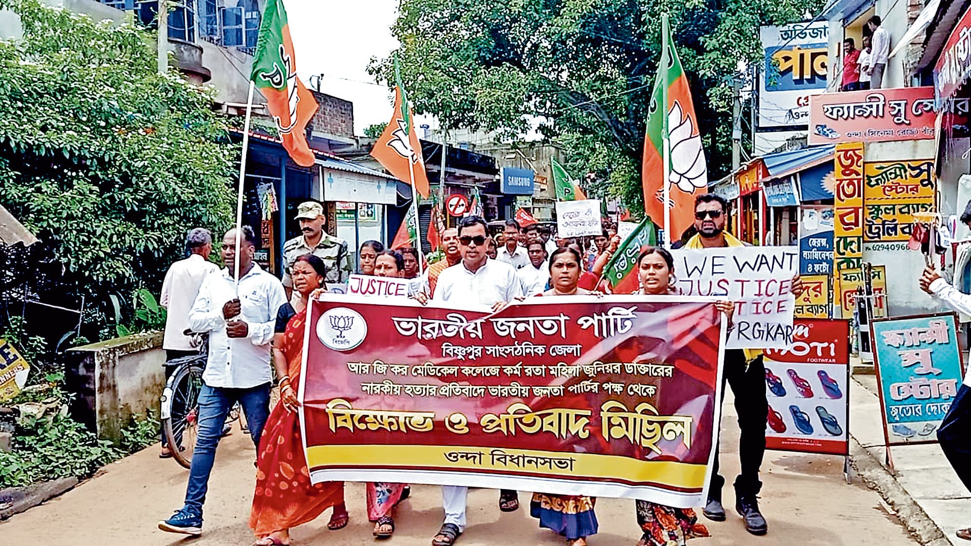 मुख्यमंत्री का पुतला फूंकने की कोशिश, पुलिस ने रोका